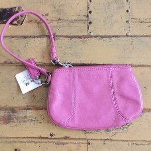 NWT COACH BRAND 100% LEATHER PINK ROSEBERRY PATENT LEATHER WRISTLET BAG WALLET